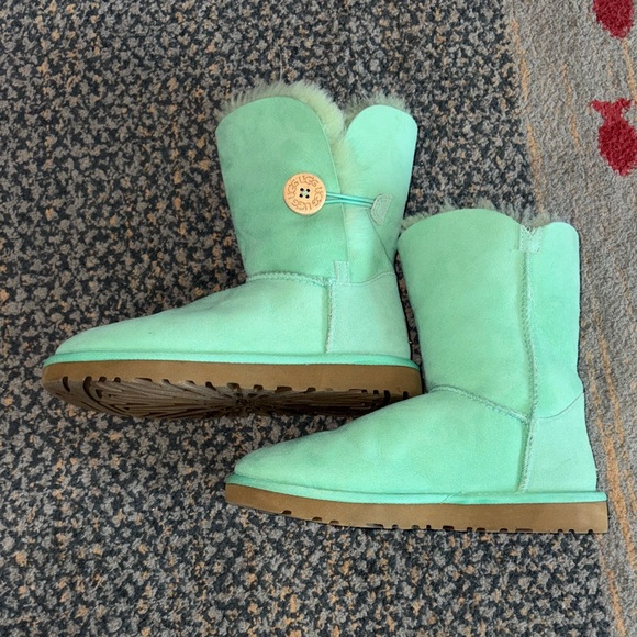 UGG women’s Bailey button boot in aqua shearling Size 7 brand new condition - Picture 3 of 8